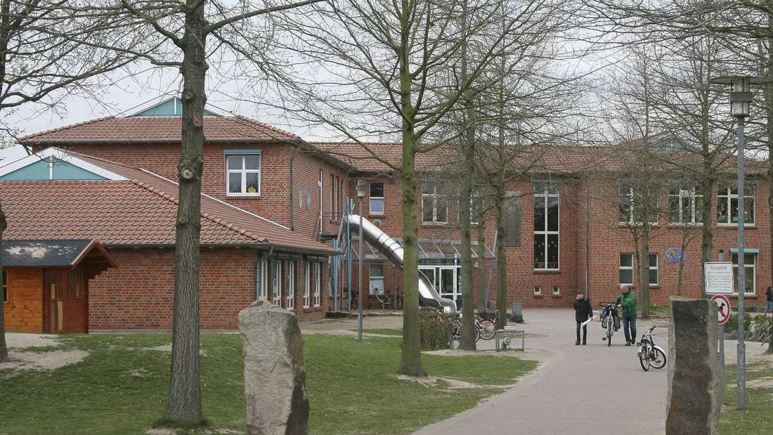 Kinder auf dem Schulhof der Nils-Holgersson-Grundschule